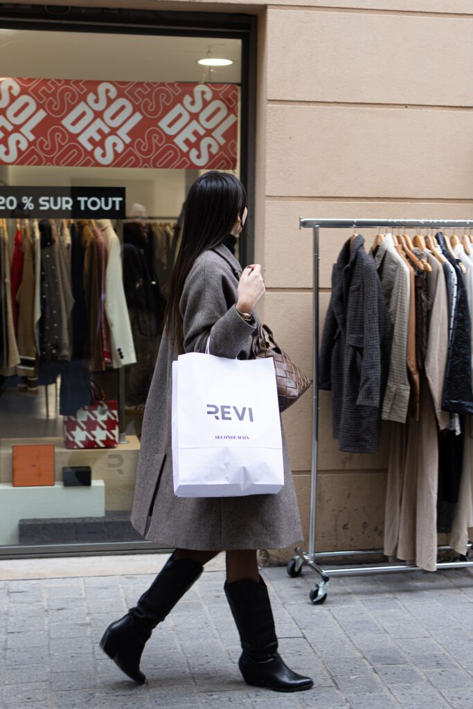 Soldes d'hiver à La Rue des Arts au centre-ville de Toulon