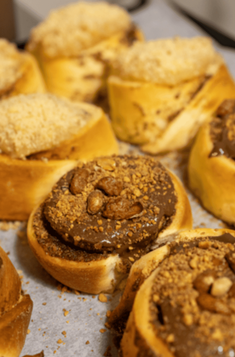 La Rue des Arts accueille une adresse qui fait déjà parler d’elle : Croquez-Moi, le spot 100 % dédié aux cinnamon rolls artisanaux qui réchauffent le cœur et font fondre les papilles.