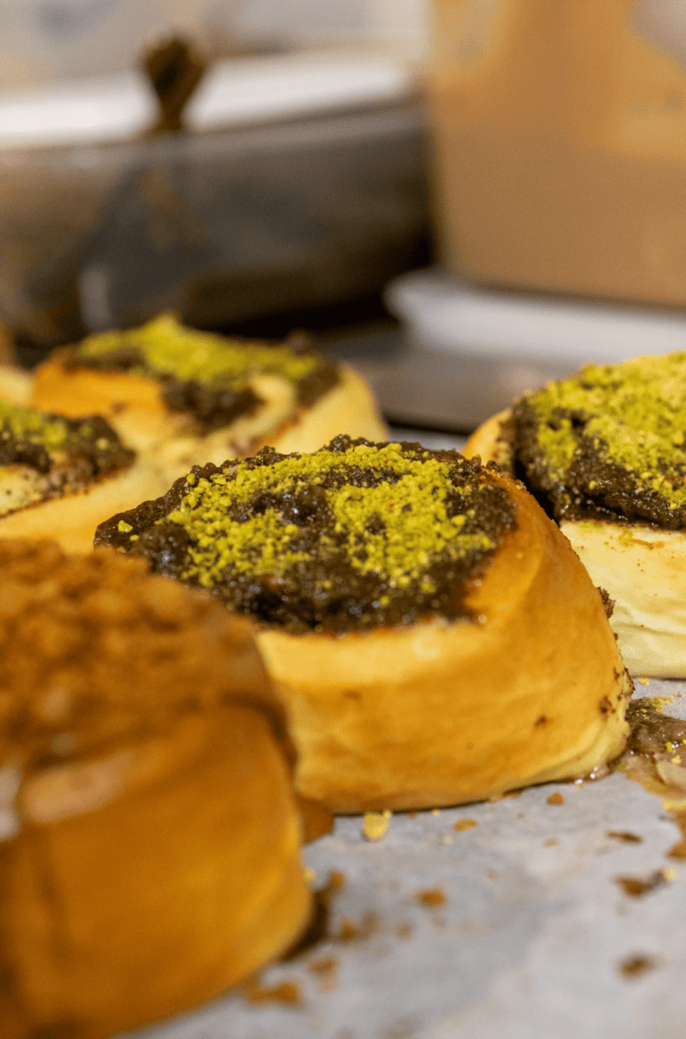 Croquez-Moi : l’adresse incontournable des cinnamon rolls à la rue des Arts